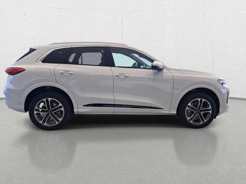 Glacier White Metallic 2026 Audi Q5 Premium Plus TFSI quattro S tronic