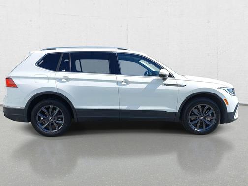 Pure White 2022 Volkswagen Tiguan 2.0T SE
