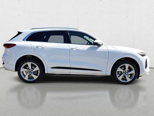 Arkona White 2026 Audi Q5 Premium Plus TFSI quattro S tronic