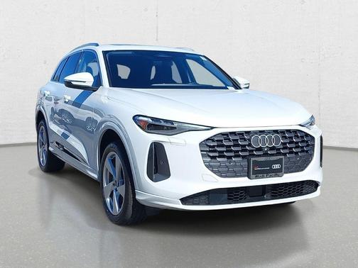 Glacier White Metallic 2025 Audi Q5 Premium Plus TFSI quattro S tronic