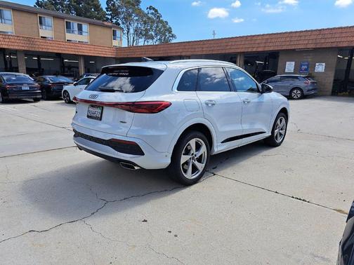 Glacier White Metallic 2025 Audi Q5 Premium Plus TFSI quattro S tronic