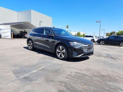 Mythos Black Metallic 2024 Audi Q8 e-tron Premium Plus
