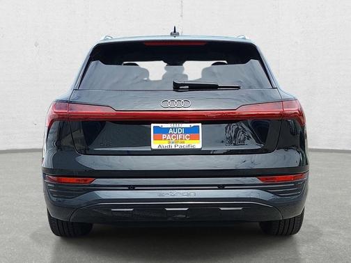 Mythos Black Metallic 2024 Audi Q8 e-tron Premium Plus