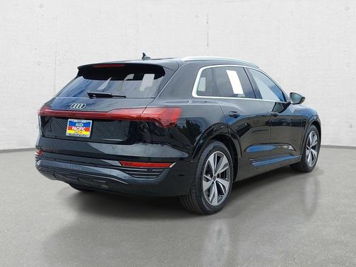 Mythos Black Metallic 2024 Audi Q8 e-tron Premium Plus