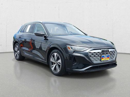 Mythos Black Metallic 2024 Audi Q8 e-tron Premium Plus