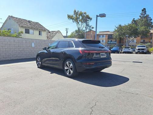 Mythos Black Metallic 2024 Audi Q8 e-tron Premium Plus