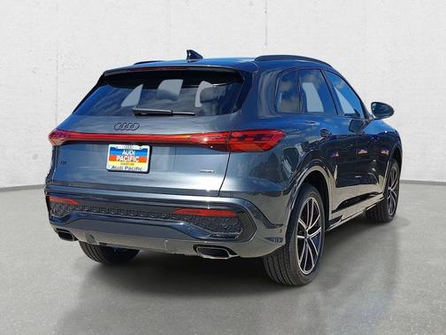 Daytona Gray Pearl Effect 2026 Audi Q5 Premium Plus TFSI quattro S tronic