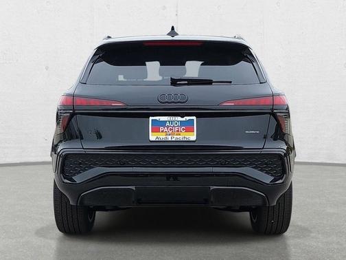 Mythos Black Metallic 2026 Audi Q3 TFSI quattro S tronic