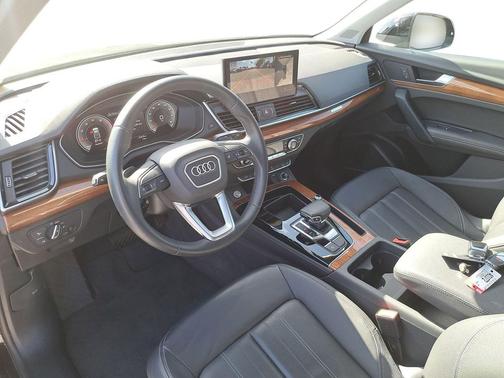 Mythos Black Metallic 2024 Audi Q5 40 Premium Plus