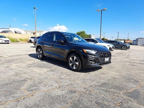 Mythos Black Metallic 2024 Audi Q5 40 Premium Plus