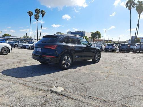 Mythos Black Metallic 2024 Audi Q5 40 Premium Plus