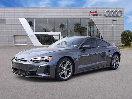 Daytona Gray Pearl Effect 2023 Audi e-tron GT Prestige quattro