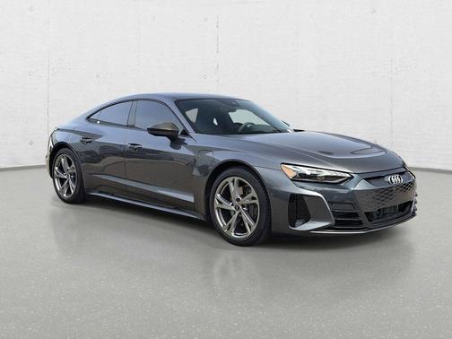 Daytona Gray Pearl Effect 2023 Audi e-tron GT Prestige quattro