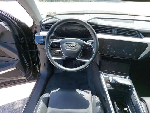 Mythos Black Metallic 2024 Audi Q8 e-tron Prestige
