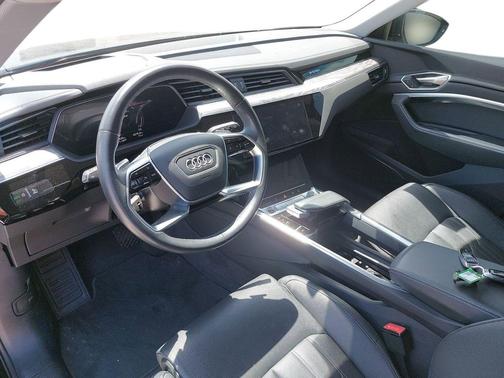 Mythos Black Metallic 2024 Audi Q8 e-tron Prestige