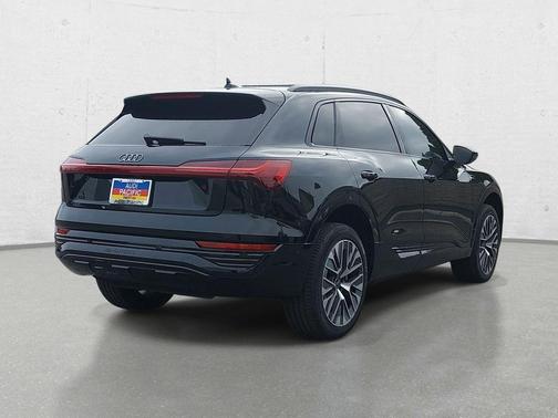 Mythos Black Metallic 2024 Audi Q8 e-tron Prestige