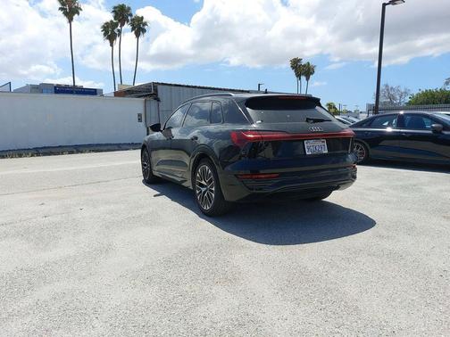 Mythos Black Metallic 2024 Audi Q8 e-tron Prestige