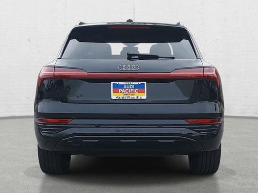 Mythos Black Metallic 2024 Audi Q8 e-tron Prestige