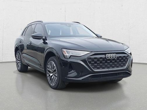 Mythos Black Metallic 2024 Audi Q8 e-tron Prestige