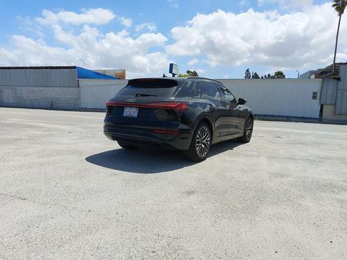Mythos Black Metallic 2024 Audi Q8 e-tron Prestige