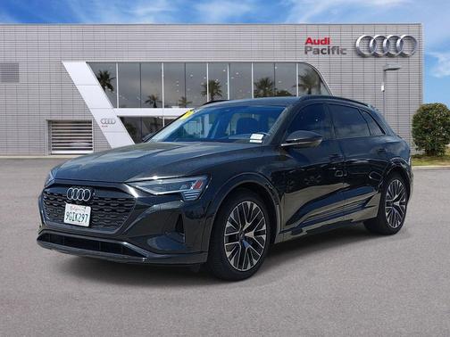Mythos Black Metallic 2024 Audi Q8 e-tron Prestige