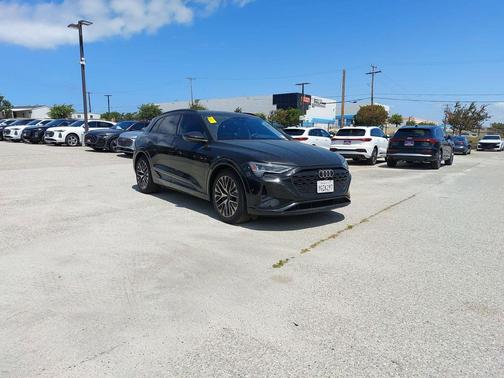 Mythos Black Metallic 2024 Audi Q8 e-tron Prestige