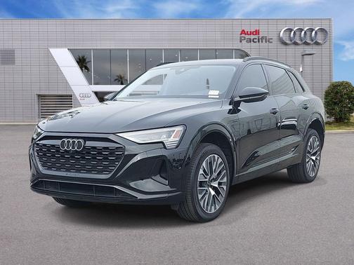 Mythos Black Metallic 2024 Audi Q8 e-tron Prestige