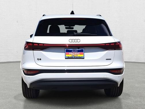 Glacier White Metallic 2025 Audi Q6 e-tron Premium quattro
