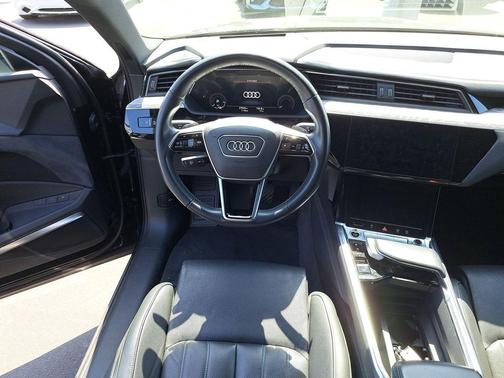 Mythos Black Metallic 2022 Audi e-tron Chronos