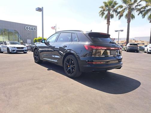 Mythos Black Metallic 2022 Audi e-tron Chronos