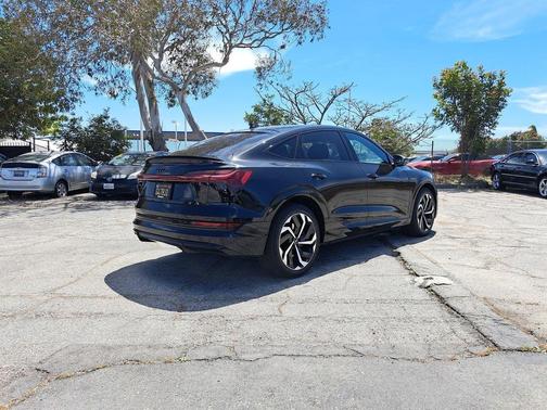 Mythos Black Metallic 2023 Audi e-tron Sportback S line Premium Plus