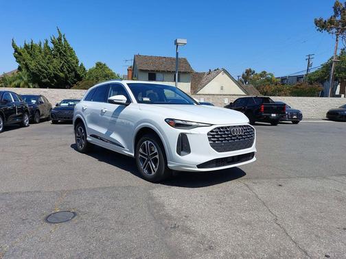 Glacier White Metallic 2025 Audi Q5 Premium TFSI quattro S tronic