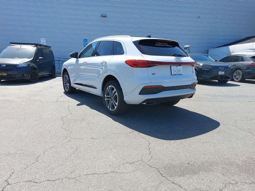 Glacier White Metallic 2025 Audi Q5 Premium TFSI quattro S tronic