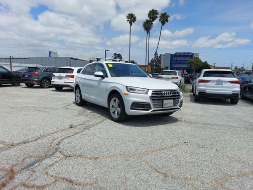 Glacier White Metallic 2019 Audi Q5 2.0T Premium Plus