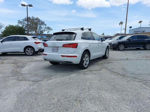 Glacier White Metallic 2019 Audi Q5 2.0T Premium Plus