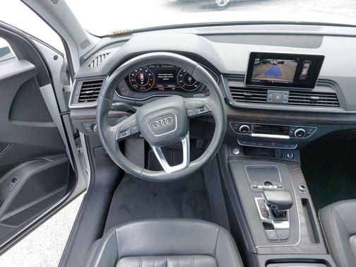 Glacier White Metallic 2019 Audi Q5 2.0T Premium Plus