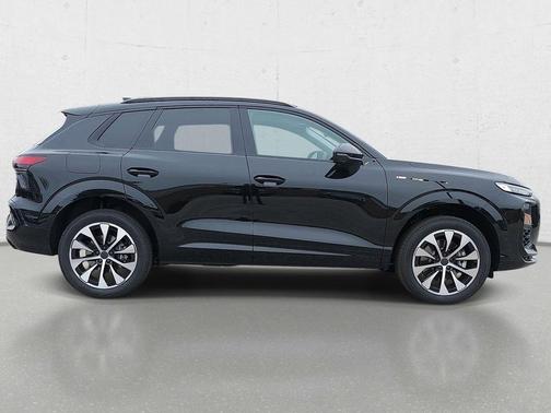 Mythos Black Metallic 2026 Audi Q3 TFSI quattro S tronic