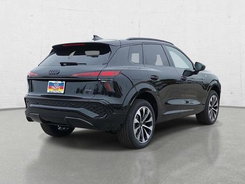 Mythos Black Metallic 2026 Audi Q3 TFSI quattro S tronic