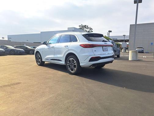 Glacier White Metallic 2025 Audi Q5 Premium TFSI quattro S tronic