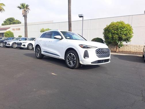 Glacier White Metallic 2025 Audi Q5 Premium TFSI quattro S tronic