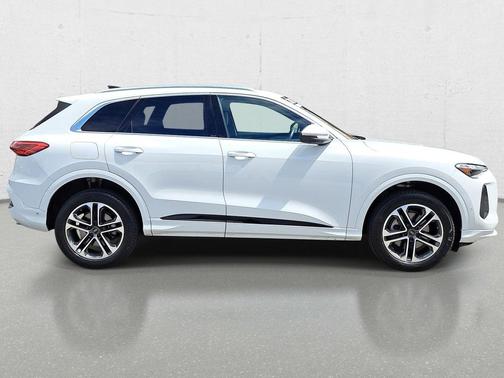 Glacier White Metallic 2025 Audi Q5 Premium TFSI quattro S tronic