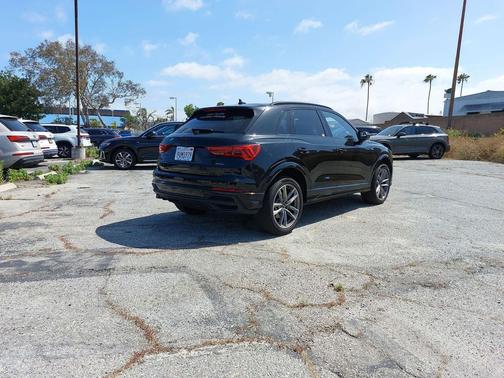 Mythos Black Metallic 2025 Audi Q3 Premium 45 TFSI S line quattro Tiptronic