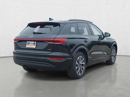 Mythos Black Metallic 2027 Audi Q6 e-tron Premium quattro