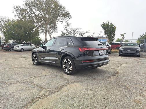 Mythos Black Metallic 2023 Audi e-tron Premium quattro