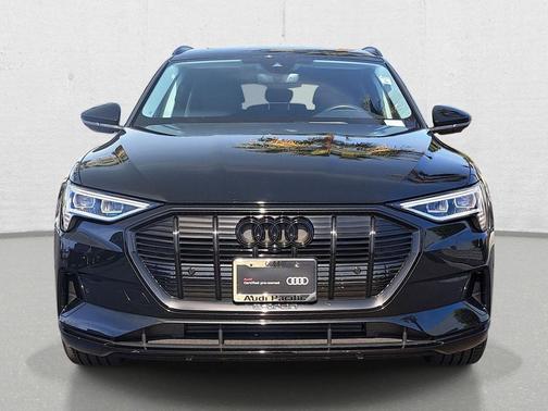 Mythos Black Metallic 2023 Audi e-tron Premium quattro