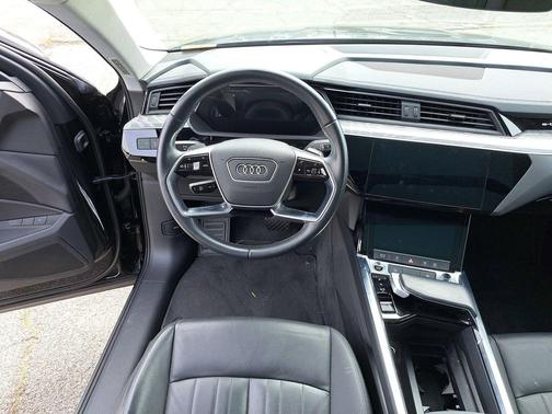 Mythos Black Metallic 2023 Audi e-tron Premium quattro