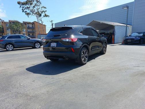 Agate Black Metallic 2022 Ford Escape SE