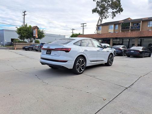 Glacier White Metallic 2023 Audi e-tron Sportback S line Premium Plus