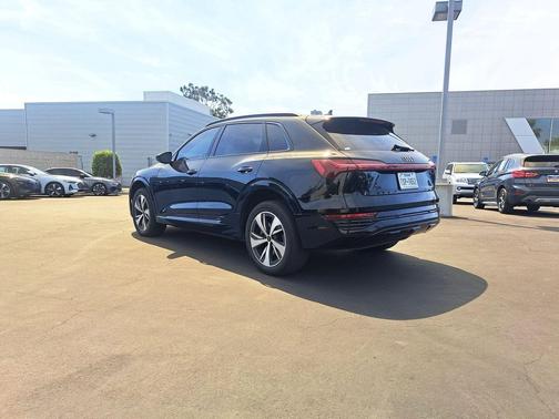 Mythos Black Metallic 2024 Audi Q8 e-tron Premium