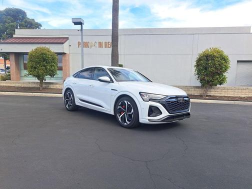 Glacier White Metallic 2024 Audi Q8 e-tron Premium Plus